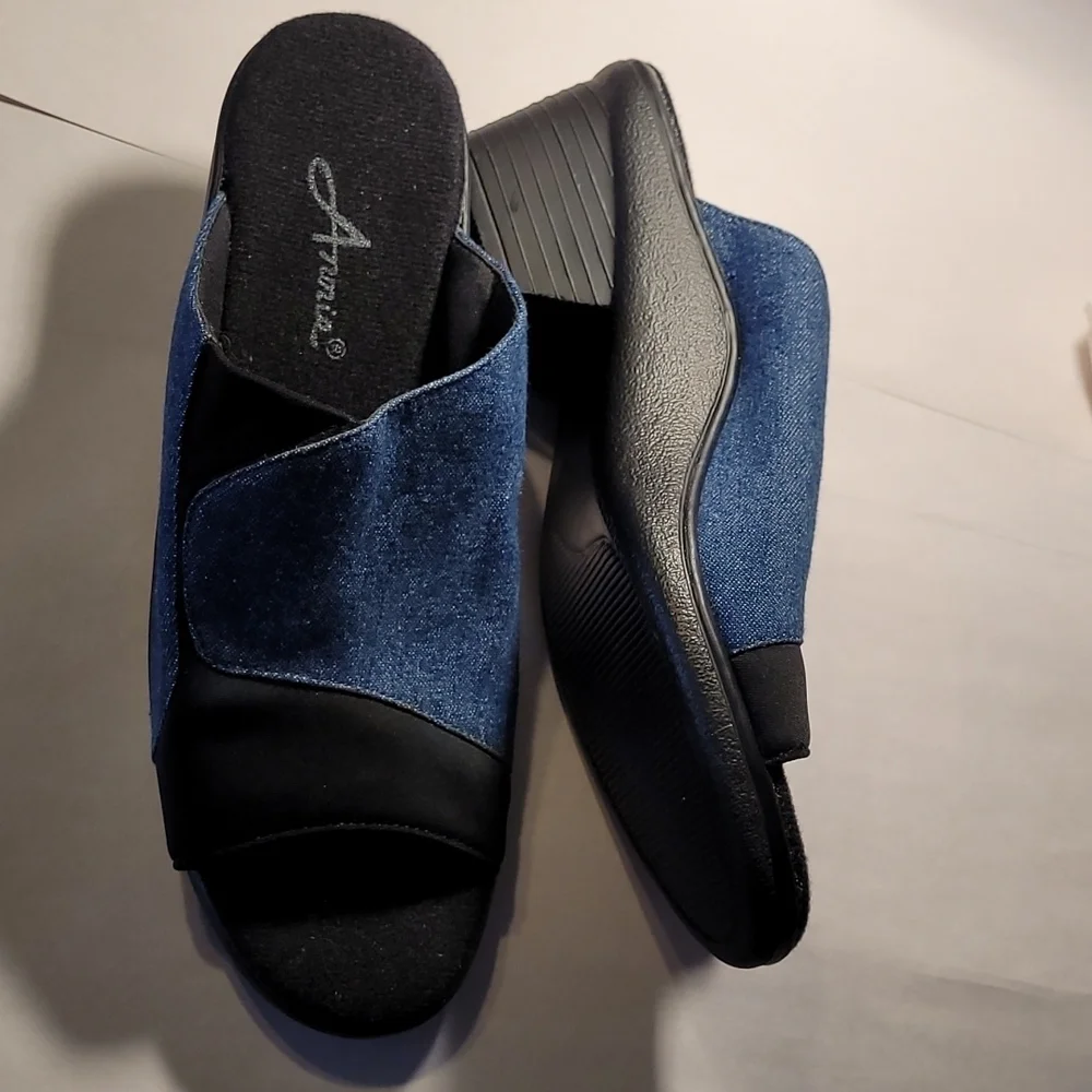 Women's Annie Clogs - Picture 3 of 9